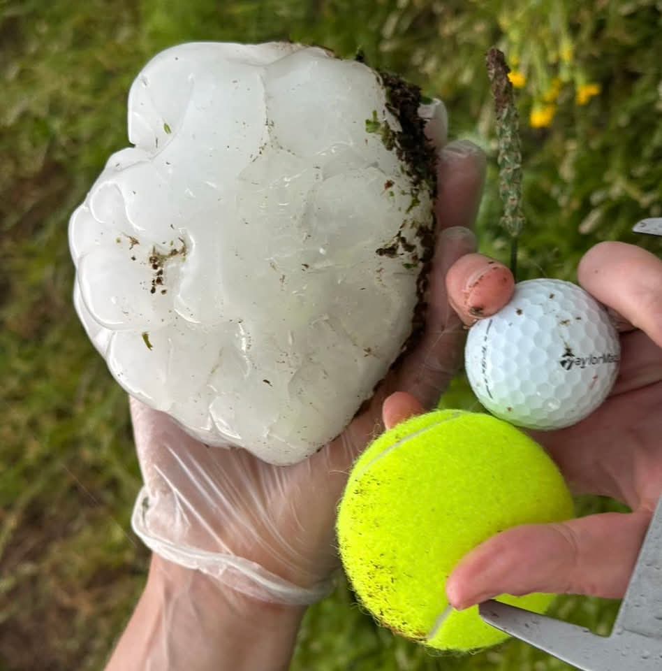 Un grêlon géant récupéré par un chasseur d'orages à Afton au Texas. © Tim Marshall